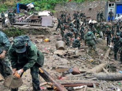 Más de 300 policías, militares y socorristas participan en las labores de búsqueda de 16 desaparecidos tras un deslizamiento de tierra