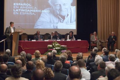 Emiliano Martínez abre el homenaje a Francisco Pérez González, ayer en Santander.