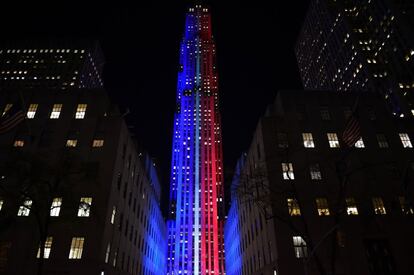 El complejo Rockefeller Center iluminado en rojo y azul para marcar el proceso electoral entre Hillary Clinton y Donald Trump, como parte de la cobertura nocturna de la NBC, en Nueva York (EE.UU).