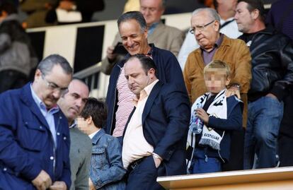 José Laparra (center, wearing a light-colored shirt) at a Castellón match in 2010.