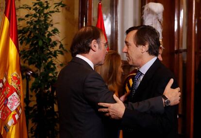 El presidente del Senado, Pío García Escudero, saluda al portavoz parlamentario del PP, Rafael Hernando, en la recepción del Día de la Constitución.