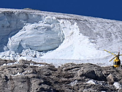 Un helicóptero de rescate sobrevuela el glaciar de Punta Rocca que se derrumbó cerca de Canazei, en la montaña de la Marmolada