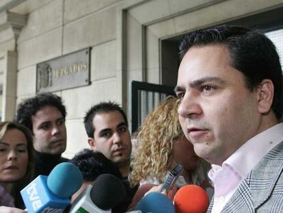 Pavón responde a los periodistas tras prestar declaración en los Juzgados de Sevilla el pasado año.