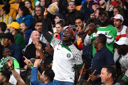 Aficionados de Nigeria durante el partido de fútbol de octavos de final del Mundial entre Inglaterra y Nigeria, el 7 de agosto.