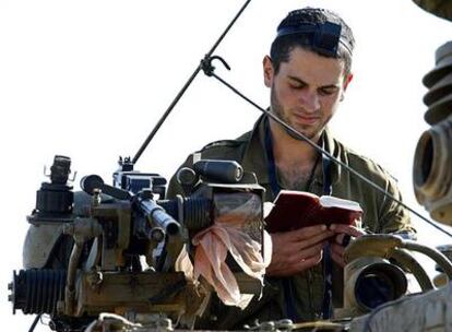 Un soldado israelí reza a bordo de un carro de combate cerca de la frontera entre Israel y Gaza.