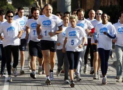 González Pons, dorsal número 1, rodeado de compañeros de partido, ayer, en Valencia.