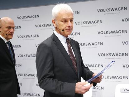 El presidente ejecutivo de Volkswagen, Matthias Muller, a la derecha; detr&aacute;s el director financiero de la empresa, Frank Witter