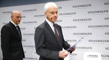 El presidente ejecutivo de Volkswagen, Matthias Muller, a la derecha; detrás el director financiero de la empresa, Frank Witter