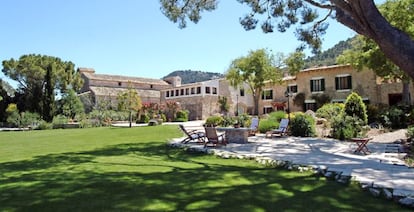 Finca Hotel Son Palou. Orient, Mallorca España. Según Traveller's Choice, en función del voto de los viajeros, su ubicación, en lo alto de una colina y en medio de un paisaje montañoso, permite disfrutar de tranquilidad.