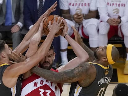 Marc Gasol, entre Klay Thompson y Cousins.