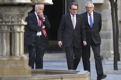 Mas, entre el fiscal superior de Cataluña, José María Romero de Tejada (izquierda), y el fiscal general del Estado, Eduardo Torres-Dulce, el pasado julio.