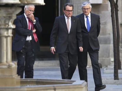 Mas, entre el fiscal superior de Cataluña, José María Romero de Tejada (izquierda), y el fiscal general del Estado, Eduardo Torres-Dulce, el pasado julio.