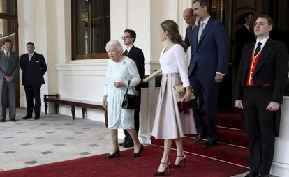 La reina Isabel II de Inglaterra y el duque Felipe de Edimburgo se despiden del rey Felipe VI de Espa&ntilde;a y de su esposa, la reina Letizia.
