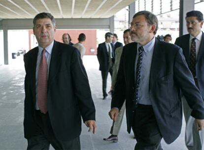 Ángel María Villar y Jaime Lissavetzky, en la ciudad deportiva de Las Rozas.