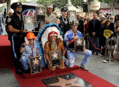 Han hecho bailar a media humanidad con unas ventas superiores a los 100 millones de discos, pero aún no tenían el galardón más preciado de cualquier &#39;celebrity&#39;. El grupo estadounidense Village People, que celebra este año su 30 aniversario, ha recibido la estrella número 2.369 del Paseo de la Fama de Hollywood. Abajo, de izquierda a derecha, David Hodo, Felipe Rose y Jeff Olson. Arriba, también de izquierda a derecha, Ray Simpson, Alexander Briley y Eric Anlazone.