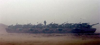 Carros de combate de EE UU, en medio de una tormenta de arena, ayer en una zona del desierto de Kuwait próxima a la frontera iraquí.