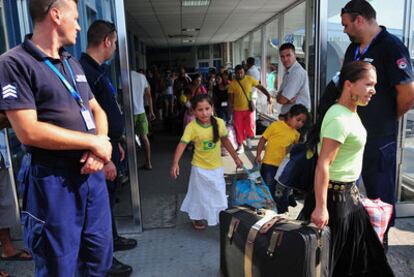 Rumanos expulsados de Francia llegan al aeropuerto de Bucarest en agosto de 2010.