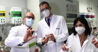 Desde la izquierda, David Nogareda, presidente de Hipra; Pedro Sánchez, presidente del Gobierno, y Carolina Darias, ministra de Sanidad, en una visita a la fábrica de la empresa en abril.