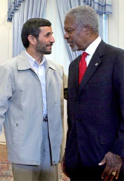 Ahmadineyad saluda a Annan al inicio de su reunión en Teherán.