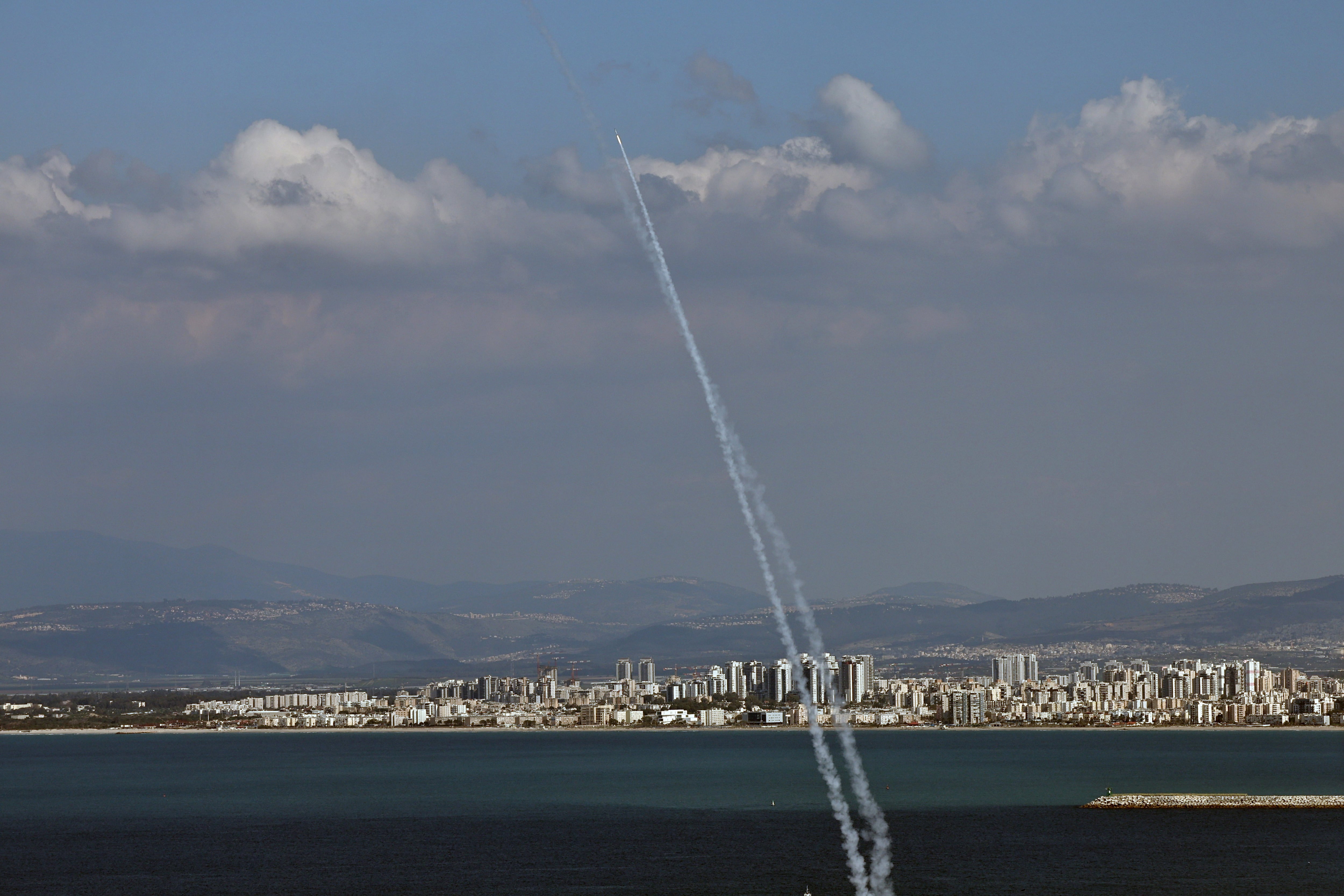Ganadores y perdedores en Bolsa tras el ataque a Irán: Repsol e Indra suben con fuerza, IAG e Inditex bajan