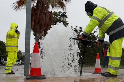 Operarios solucionan una incidencia con el agua en Valencia.