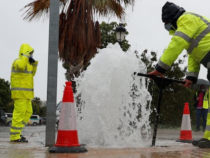 Operarios solucionaban el miércoles una incidencia con el agua en Valencia.