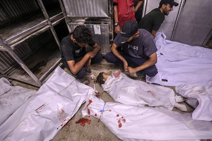 El cuerpo de una niña víctima de los ataques de Israel, en el hospital de Al-Shifa, en Gaza, el pasado 15 de julio.