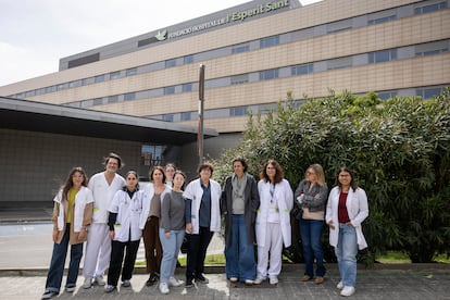 En el centro, Sílvia López Coll, médica, junto a residentes y personal facultativo y de enfermería, frente la Fundació Esperit Sant de Santa Coloma, el viernes 4 de abril de 2025.