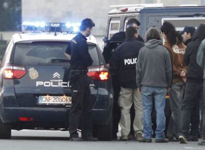 Detención de un joven de un piquete de CNT, ayer en el polígono de Tambre de Santiago.