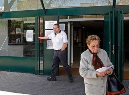 Dos personas salen de uno de los 350 centros de atención primaria que ayer estaban en huelga en la región.