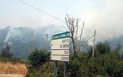 Vista del incendio iniciado ayer en el municipio de O Carballiño (Ourense) y que hoy continúa activo.