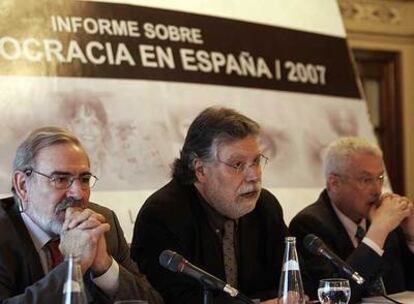 De izquierda a derecha, Juan Manuel Eguiagaray, Joaquín Estefanía y Juan Ojeda.