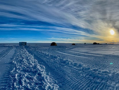 En Groenlandia, un equipo está perforando la capa de hielo para extraer un núcleo de hielo. El verano pasado, los científicos bajaron un cable a 1.500 metros dentro de la perforación y captaron los estruendos producidos por el roce entre el lecho de roca y el hielo.