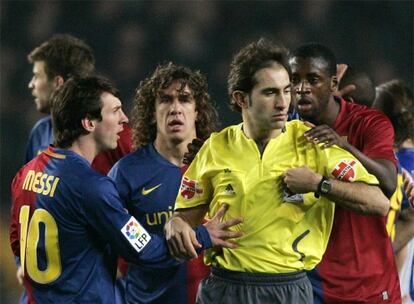 Messi, Puyol y Tour Yaya protestan ante Delgado Ferreiro la expulsin de Keita.