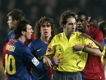 Messi, Puyol y Touré Yaya protestan ante Delgado Ferreiro la expulsión de Keita.