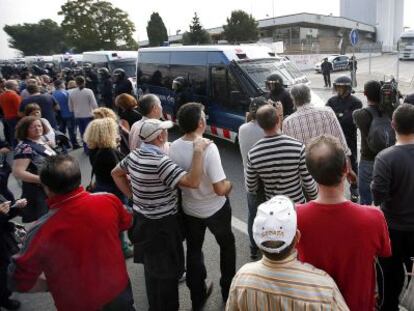 Un grupo de trabajadores de Panrico ante un cord&oacute;n policial, en las proximidades de la planta de Santa Perp&egrave;tua de Mogoda.
 