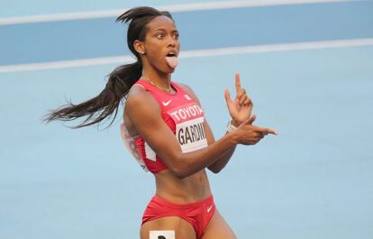 English Gardner tras vencer una serie de 100 m.