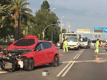 Imagen del coche siniestrado al chocar contra un taxi en la Diagonal. 