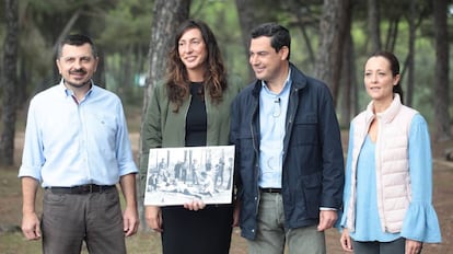 Juan Manuel Moreno, este martes a las afueras de Sevilla, muestra la foto de la tortilla con líderes del PSOE.