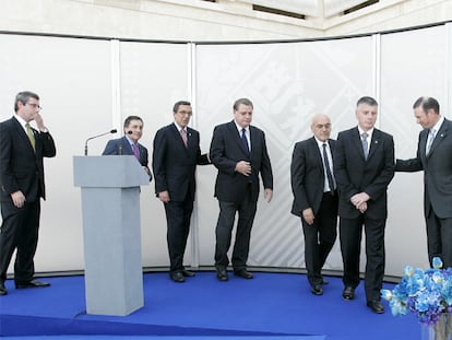 De izquierda a derecha, los diputados generales Markel Olano, Xabier Agirrre y José Luis Bilbao, Xabier de Irala (bbk), Gregorio Rojo (Vital ), Xabier Iturbe (Kutxa), junto al <b><i>lehendakari</b></i> Ibarretxe, en la presentación de la sociedad de promoción de inversiones Ekarpen.
/ l. rico