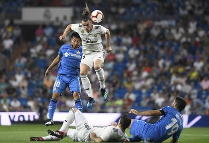 Bale remata de cabeza con varios jugadores en el suelo.