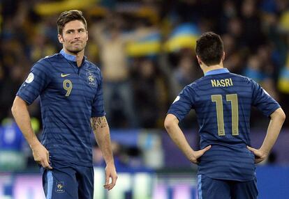 Olivier Giroud y Nasri se lamentan tras encajar un gol.