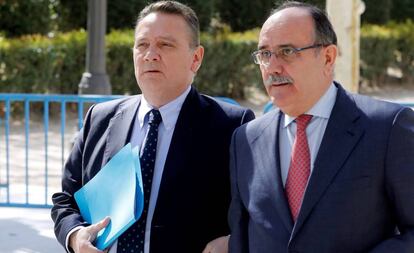 A la izquierda, Alfredo Prada, a su llegada a la Audiencia Nacional, este miércoles.
