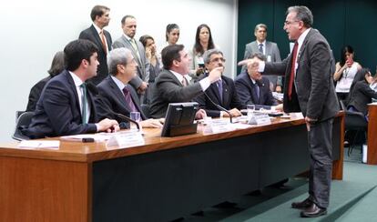 Deputados discutem na primeira reunião da CPI.