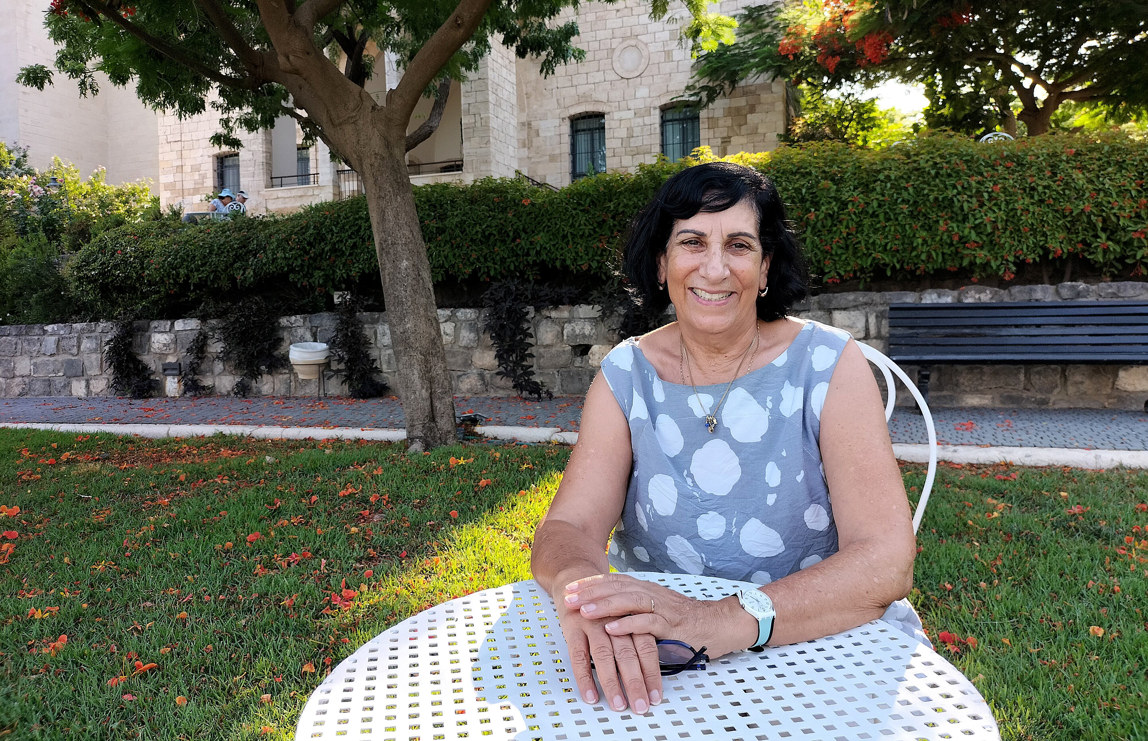 Orna Flusser, en el patio del hotel en el que está evacuada de la cooperativa agrícola Shear Yashuv, a tres kilómetros de la frontera con Líbano, este miércoles.