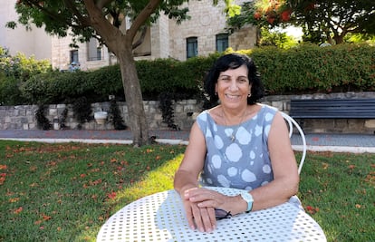 Orna Flusser, en el patio del hotel en el que está evacuada de la cooperativa agrícola Shear Yashuv, a tres kilómetros de la frontera con Líbano, este miércoles.