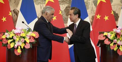 El ministro dominicano de Relaciones Exteriores, Miguel Vargas, con su homólogo chino, Wang Yi. 