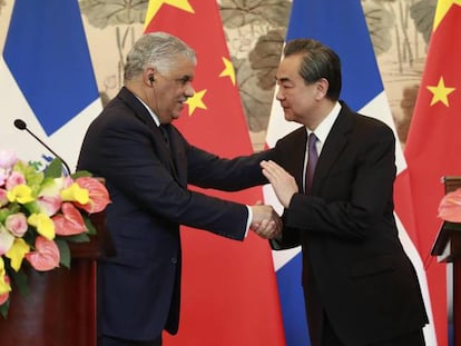 El ministro dominicano de Relaciones Exteriores, Miguel Vargas, con su homólogo chino, Wang Yi. 