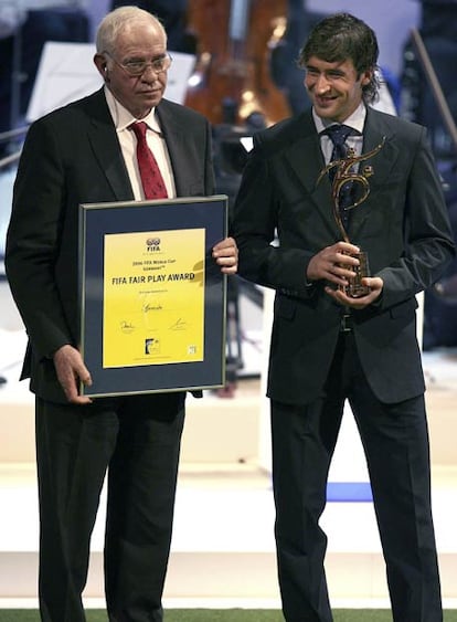 Luis y Raúl, con los trofeos al juego limpio recibidos por la selección.