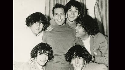 Cinco jugadores del Madrid con pelucas en 1966. / DIARIO AS